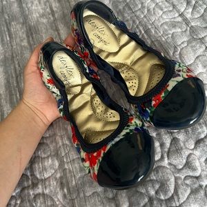 Floral women’s flats, size 7.5